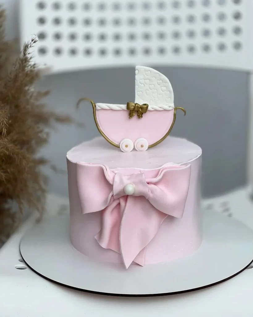 Торт с топпером в виде коляски Торт с топпером в виде коляски