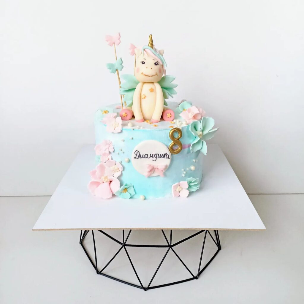 Торт із фігуркою єдинорога Торт с фигуркой единорога