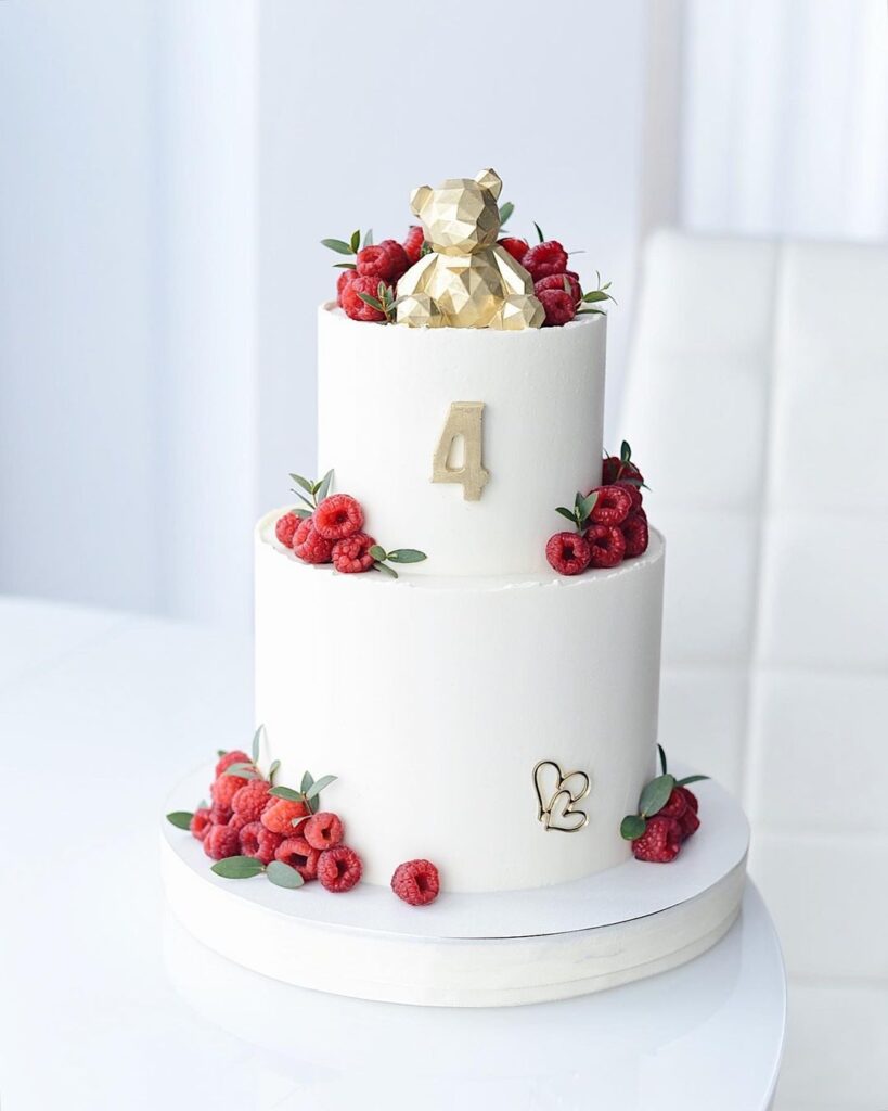 Торт с фигуркой мишки Торт с фигуркой мишки