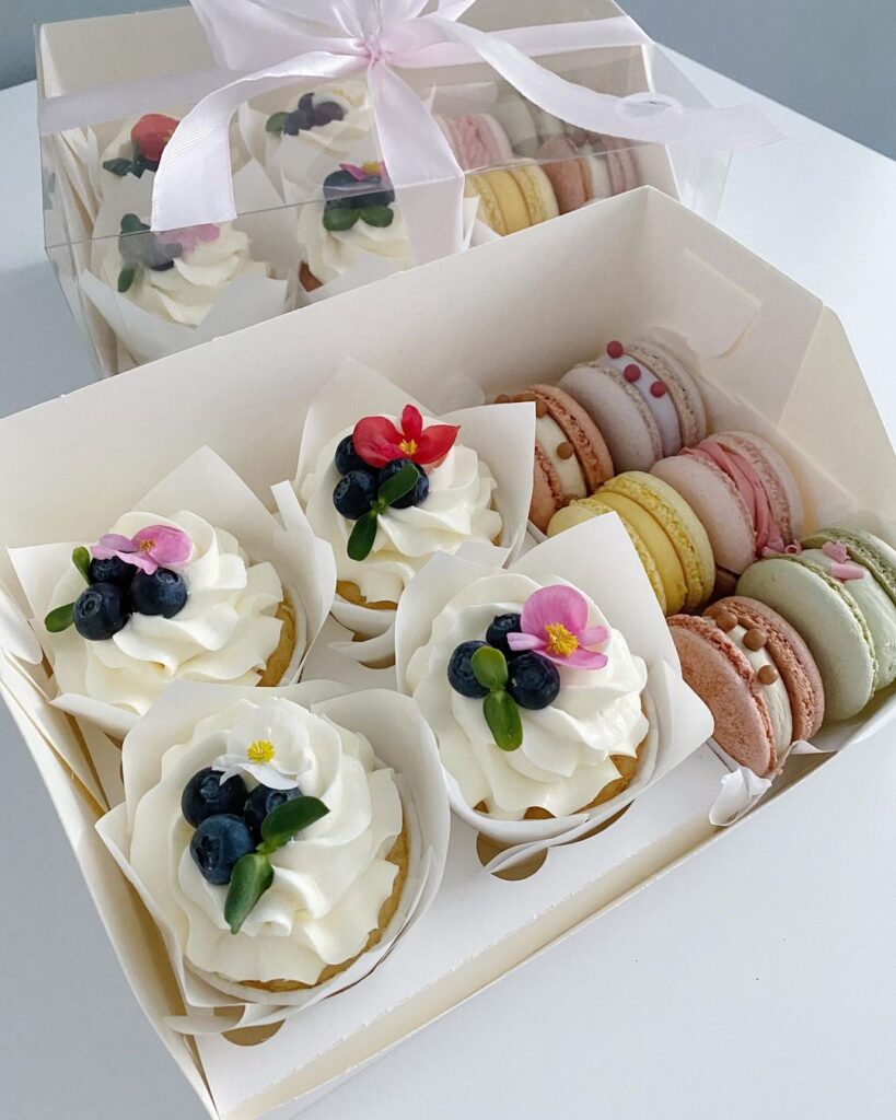 Набор капкейки с макарунами | 80 грн/шт Набор капкейки с макарунами