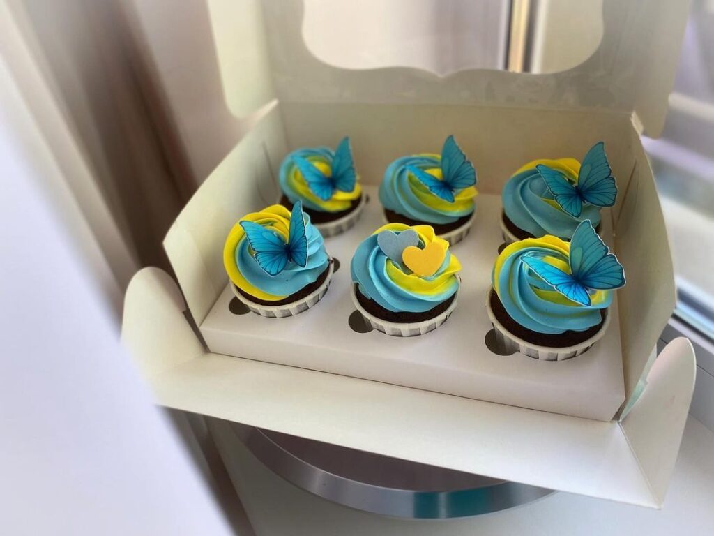 Сине-желтые капкейки