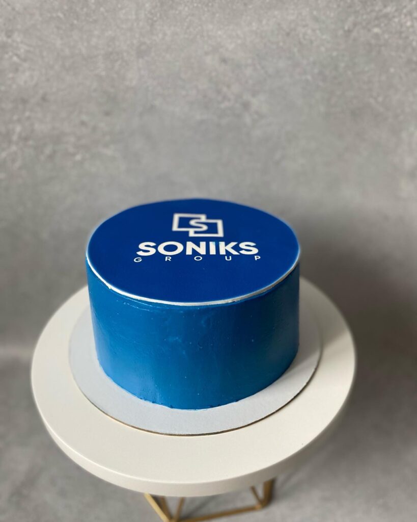 Корпоративный торт синего цвета