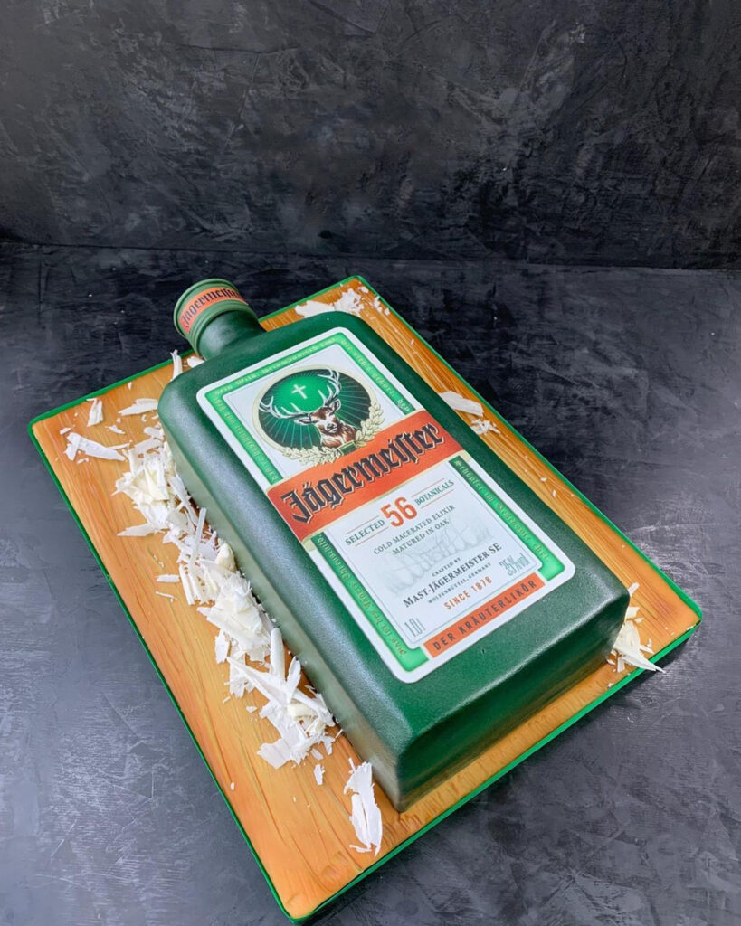 Корпоративный торт в виде бутылки