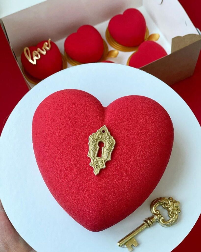 Мусовий торт у вигляді серця Муссовый торт в виде сердца