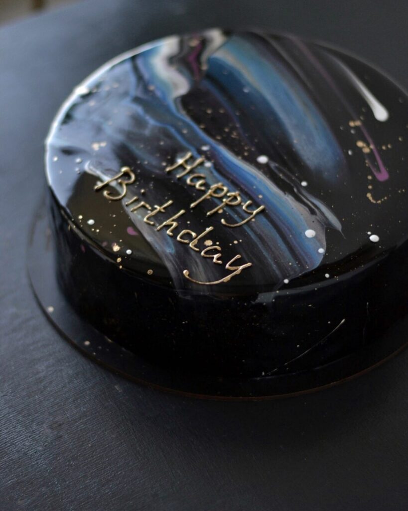 Муссовый торт с надписью "Happy Birthday"