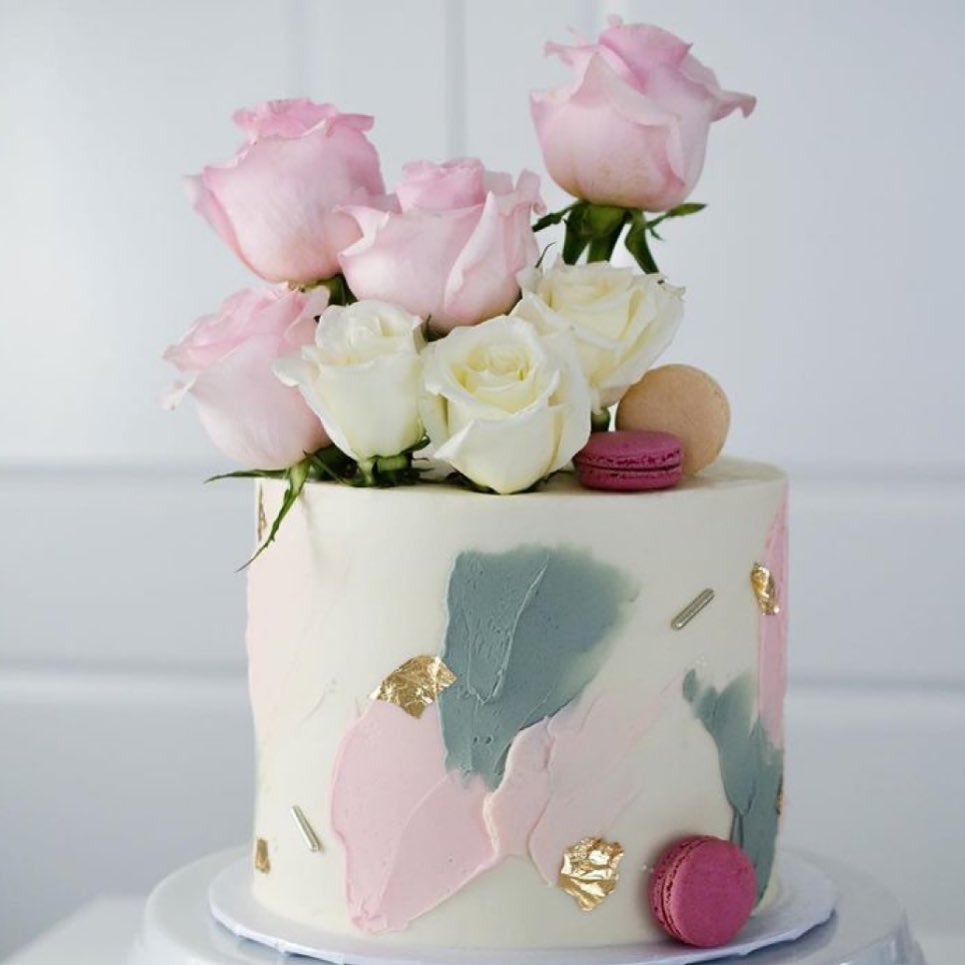 Торт украшенный цветами