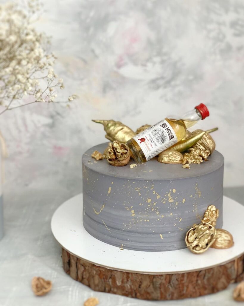 Торт з пляшкою віскі Торт с бутылочкой виски