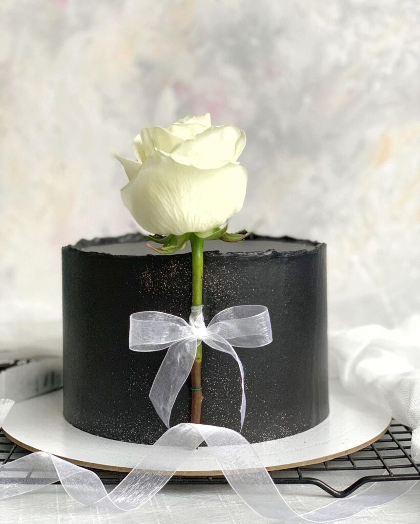 Торт украшенный цветком