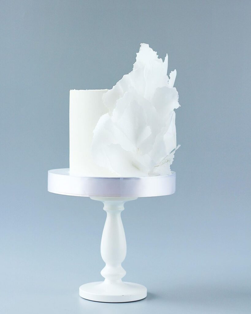 Белый одноярусный торт на свадьбу