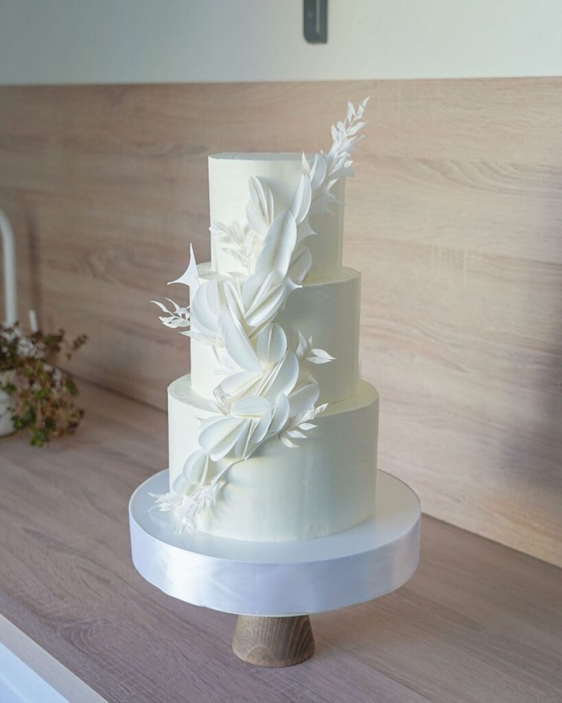 Белый трехъярусный свадебный торт