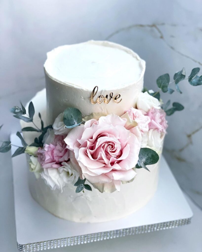 Свадебный торт с надписью "Love"