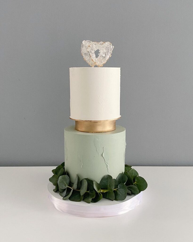 Весільний торт з топером у вигляді серця Свадебный торт с топпером в виде сердца