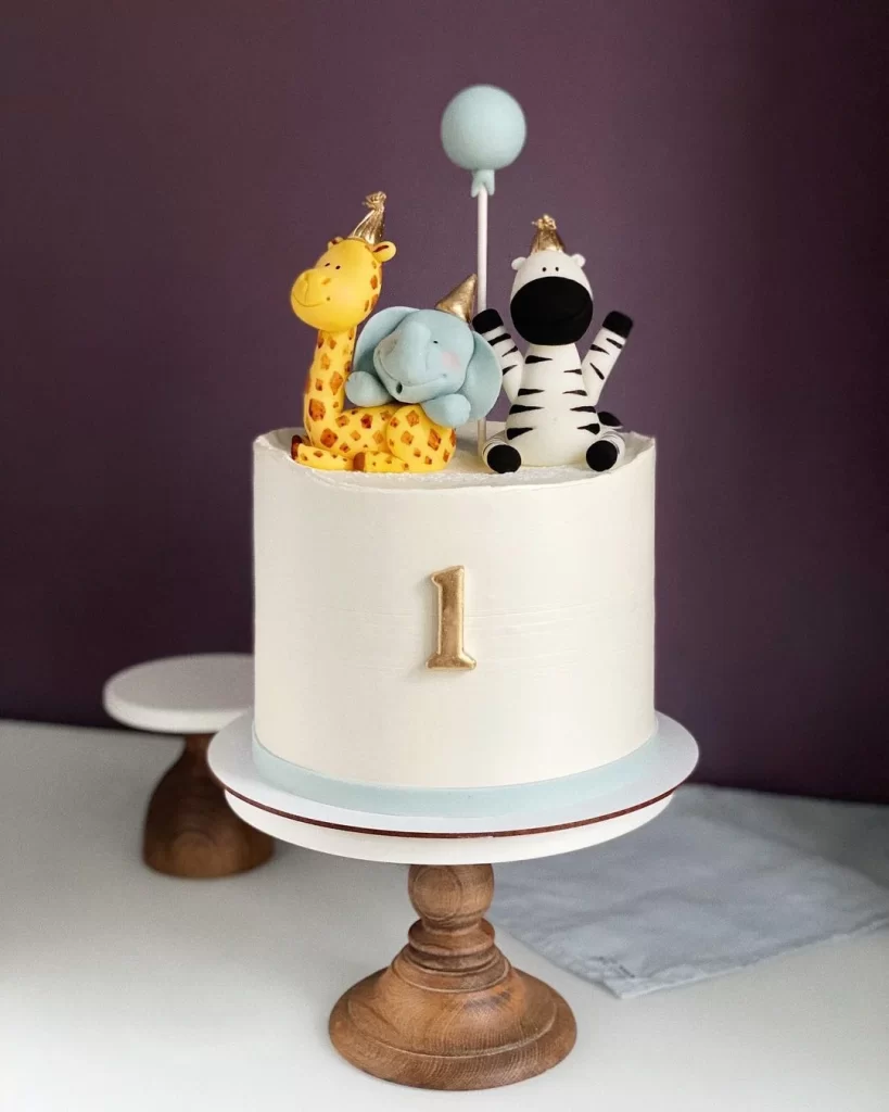 Торт із фігурками тварин Торт с фигурками животных