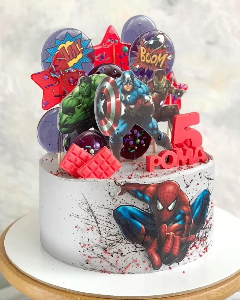 Торт с топперами супергероев