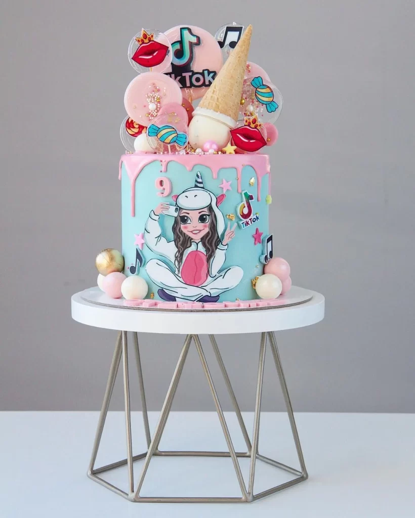 Торт с топпером "Тик Ток"