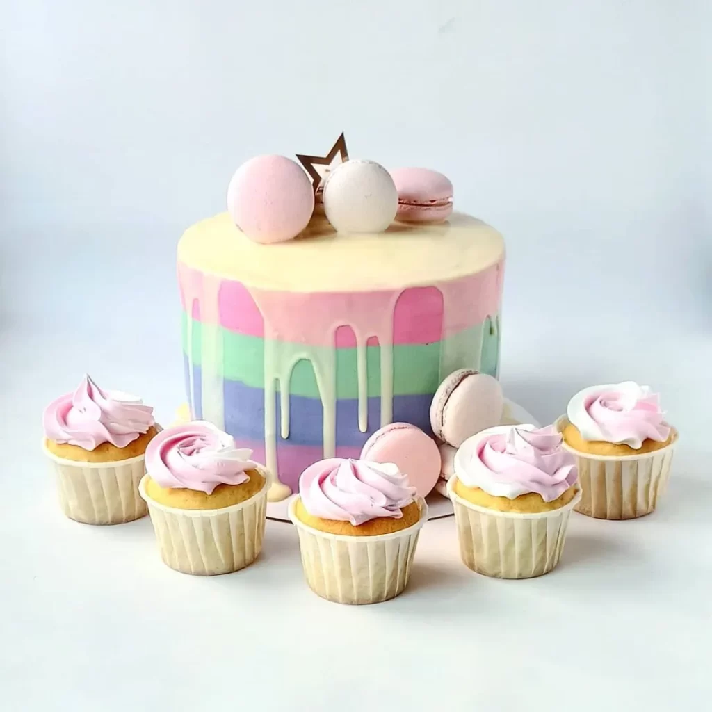 Торт с капкейками и макарунами