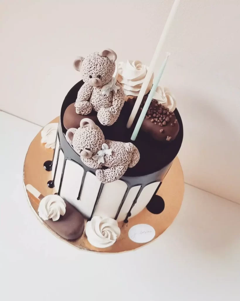 Торт с фигурками мишек