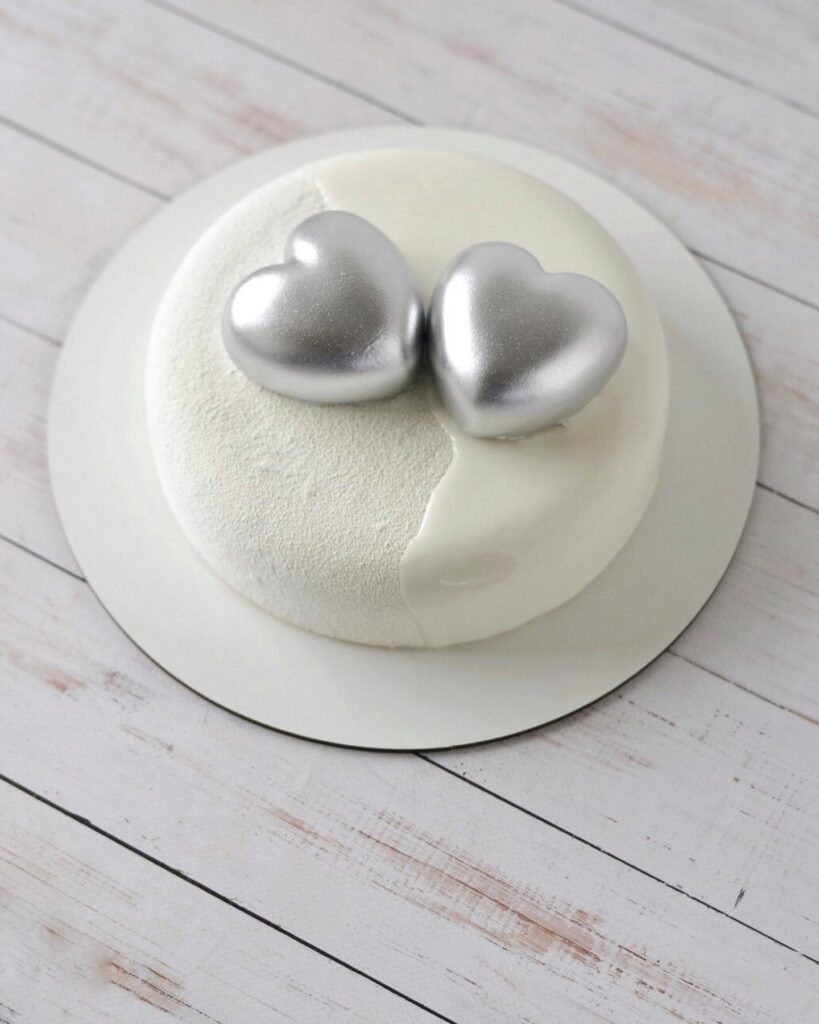 Муссовый торт украшенный сердцами