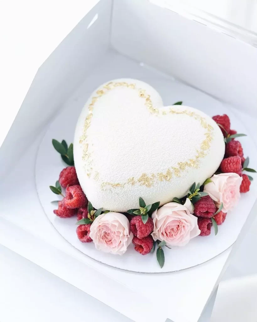 Білий мусовий торт у вигляді серця Белый муссовый торт в виде сердца