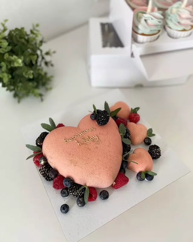 Муссовый торт украшенный ягодами Муссовый торт украшенный ягодами