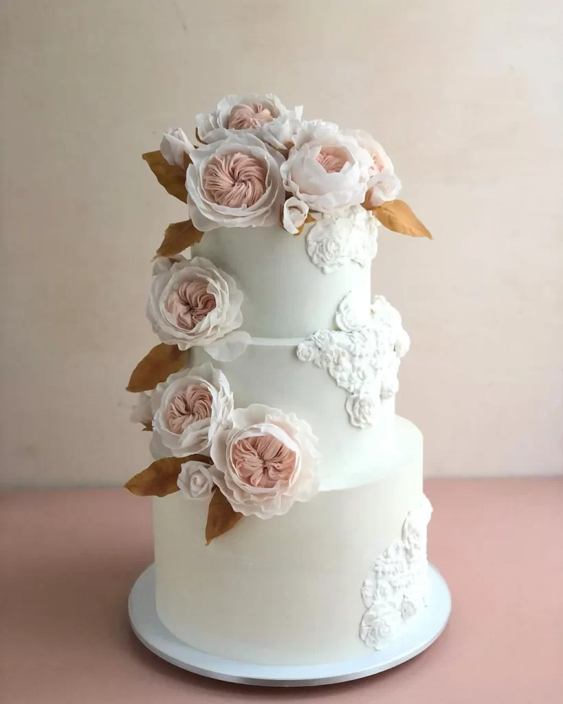 Белый трехъярусный торт на свадьбу Белый трехъярусный торт на свадьбу