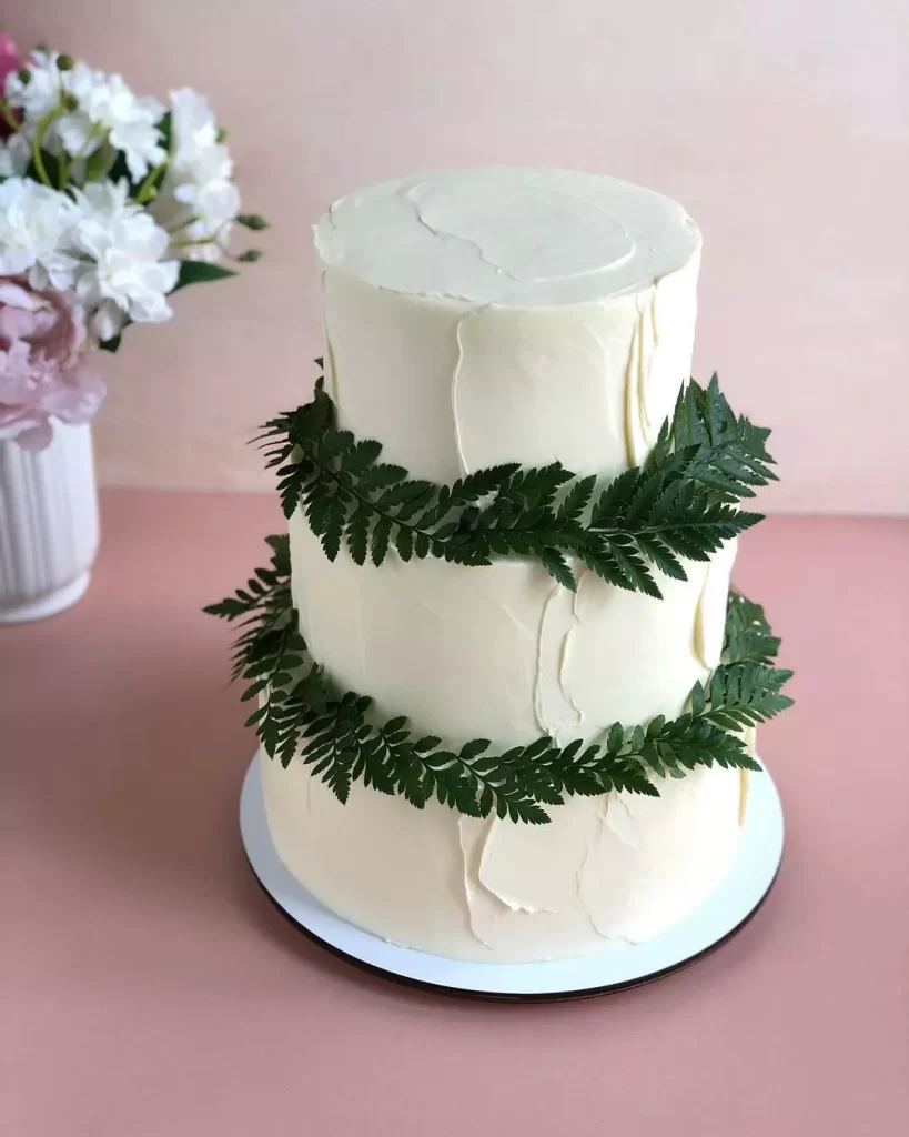 Торт украшенный зелеными листьями