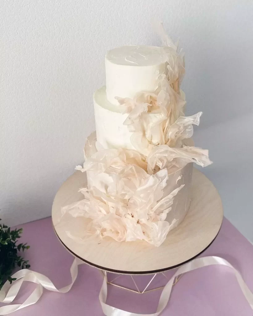 Триярусний торт з карамельною прикрасою Трехъярусный торт с карамельным украшением