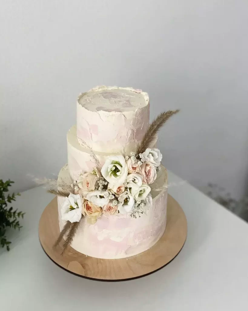 Весільний торт у бежево-рожевих відтінках Свадебный торт в бежево-розовых оттенках
