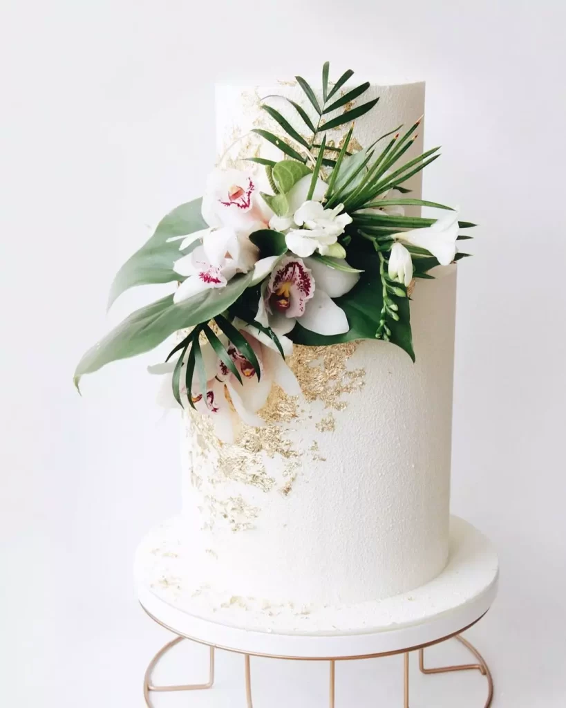 Весільний торт прикрашений красивою квіткою Свадебный торт украшенный красивым цветком