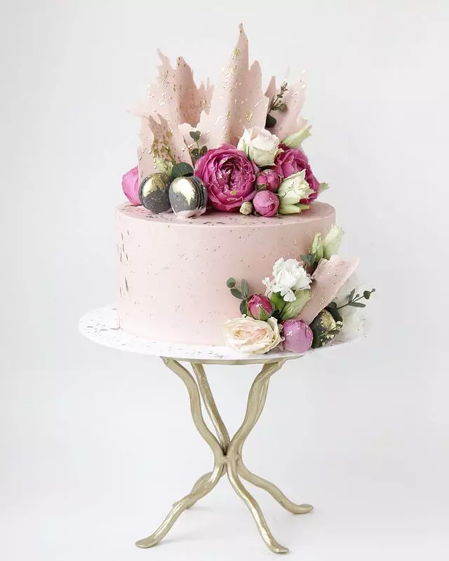 Весільний торт з макарунами та квітами Свадебный торт с макарунами и цветами