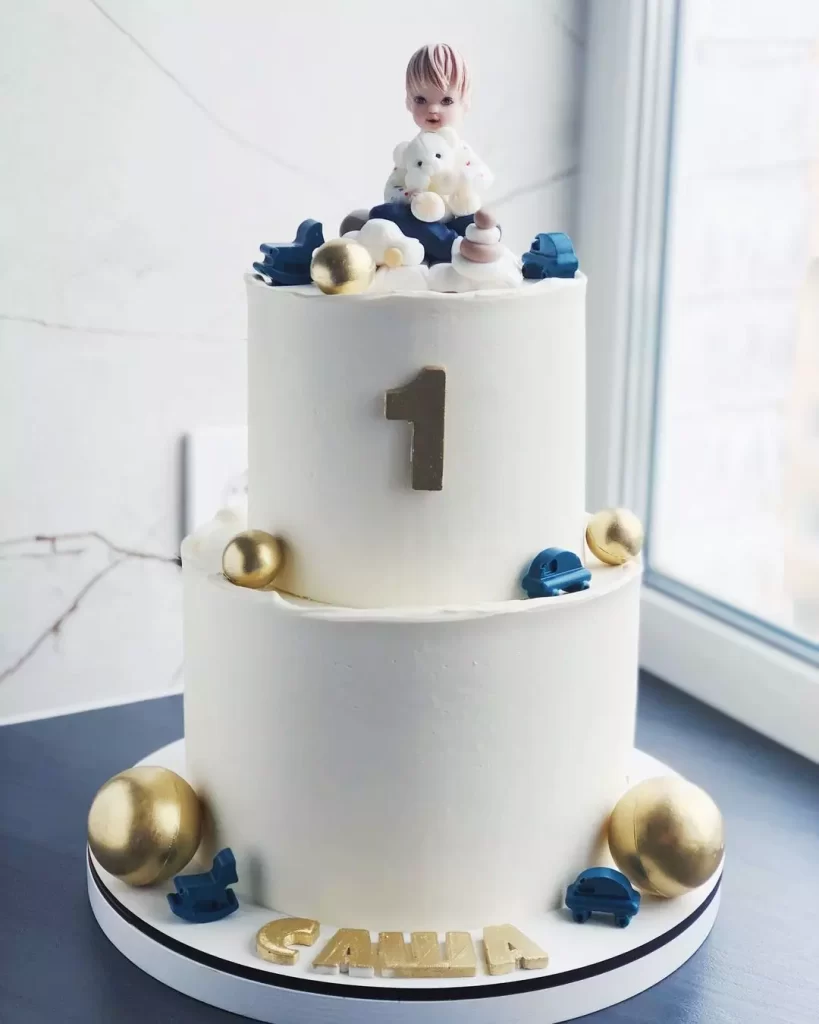 Белый двухъярусный торт на 1 год для мальчика