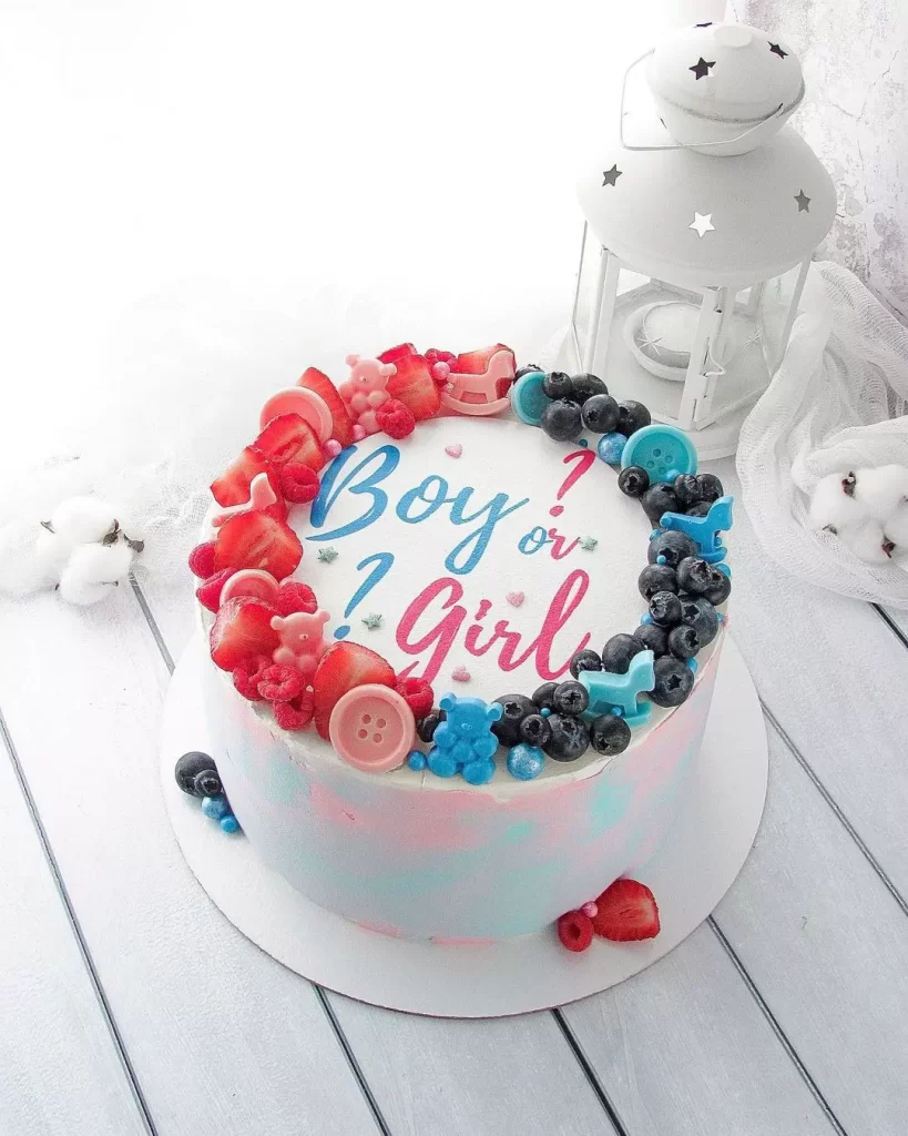 Торт на гендер пати украшенный ягодами