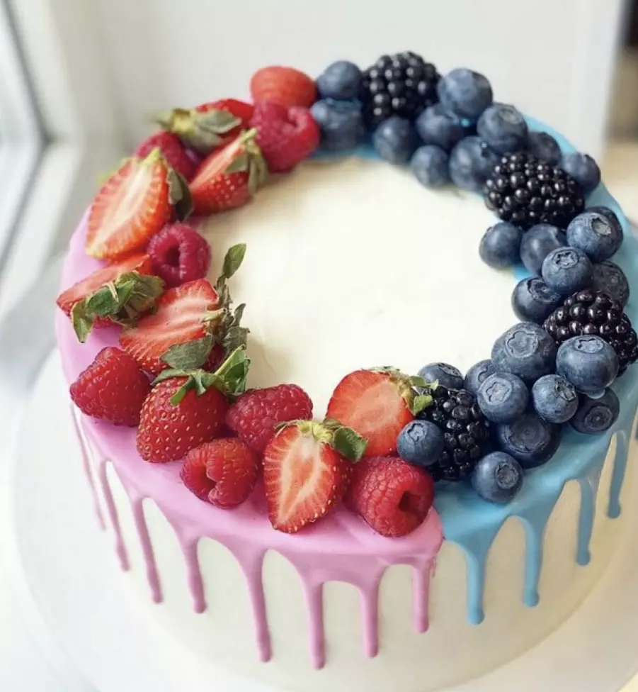 Торт на гендер пати с ягодами