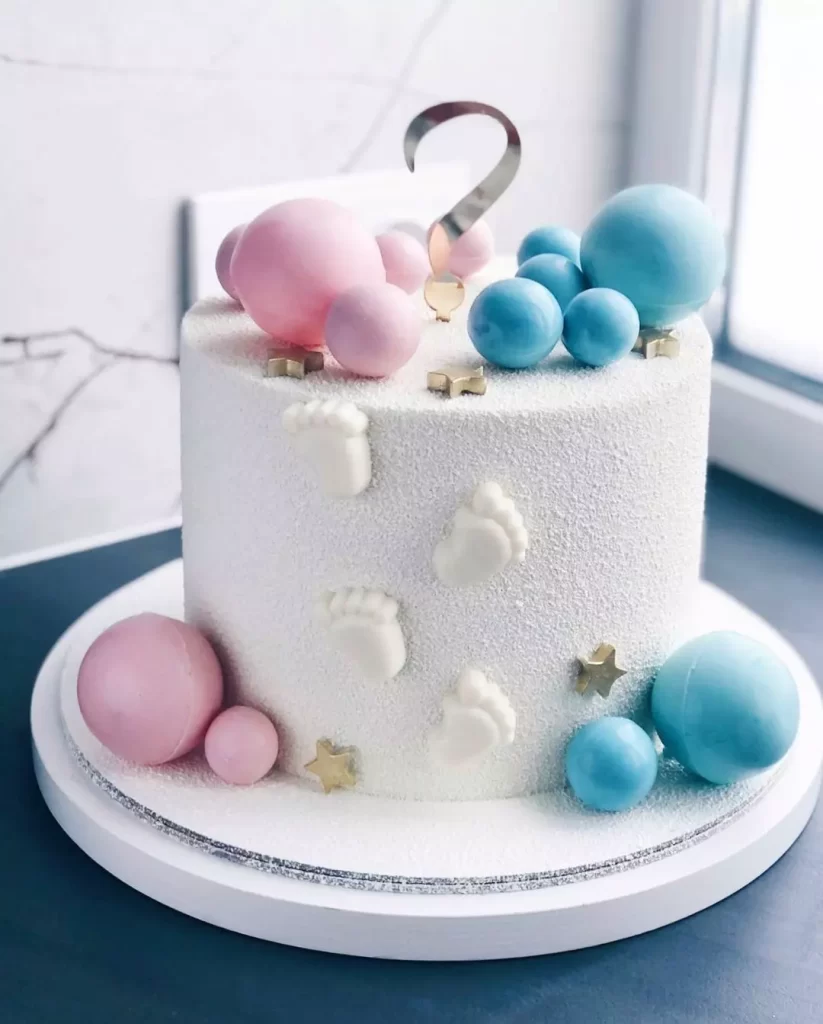 Торт з рожевими та блакитними цукровими кульками Торт с розовыми и голубыми сахарными шариками