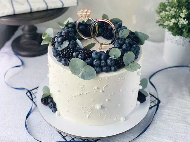 Одноярусний весільний торт з обручками Одноярусный свадебный торт с обручальными кольцами