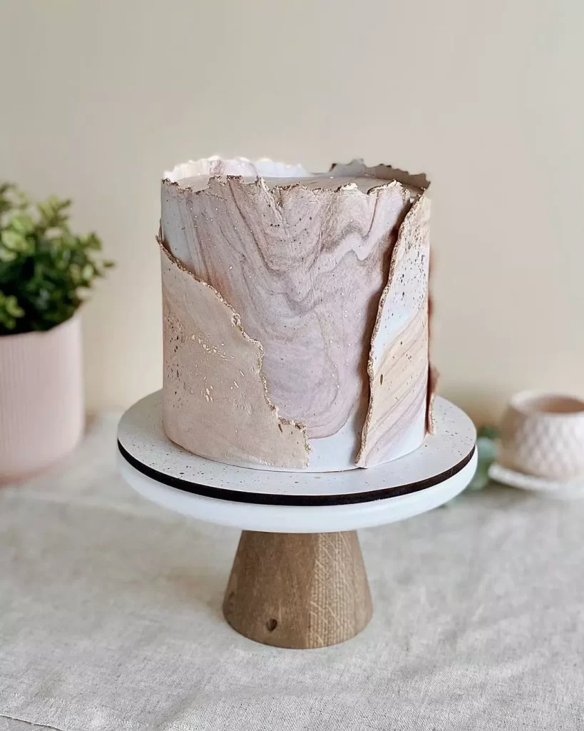 Небольшой стильный торт на свадьбу Небольшой стильный торт на свадьбу