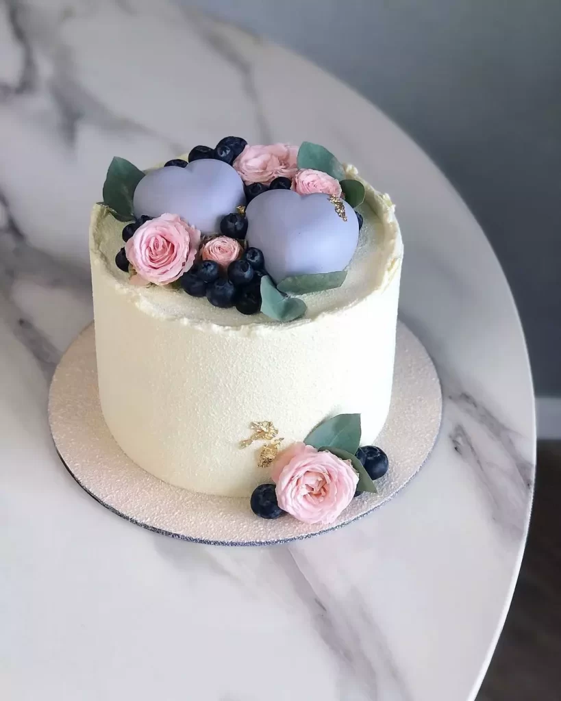 Свадебный торт с ягодами и цветами