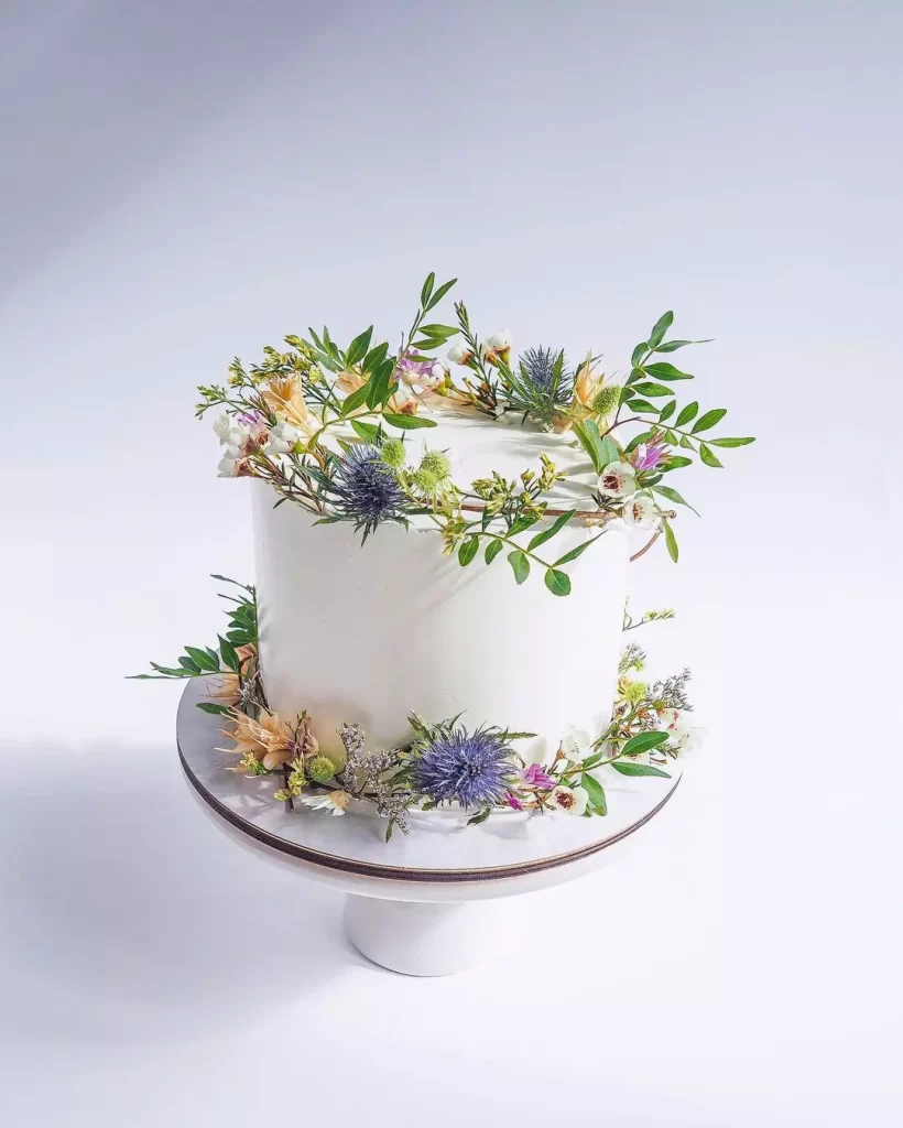 Білий весільний торт з квітами Белый свадебный торт с цветами