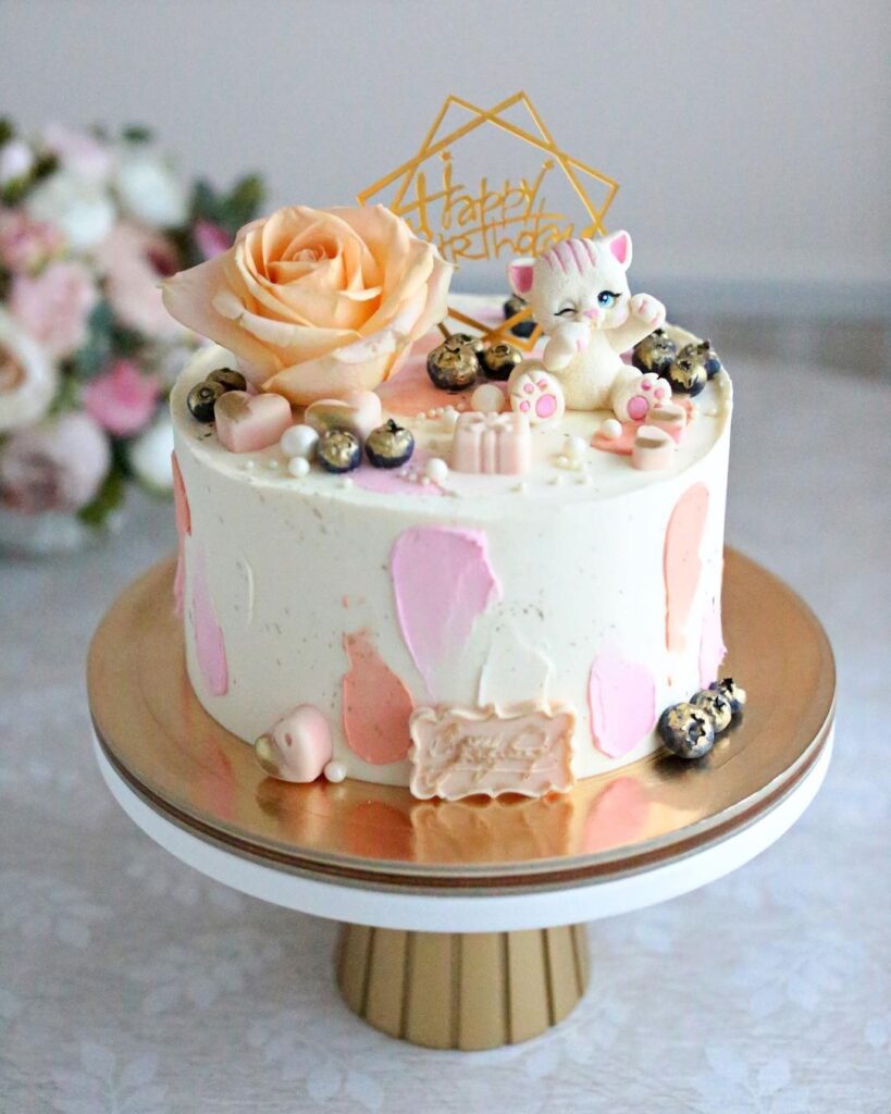 Торт для девочки с фигуркой кошечки