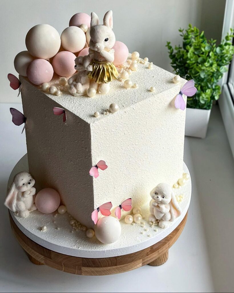 Торт для дівчинки з фігурками зайчиків Торт для девочки с фигурками зайчиков