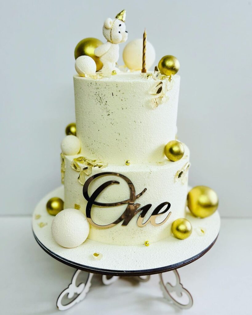 Белый двухъярусный торт на 1 год для девочки