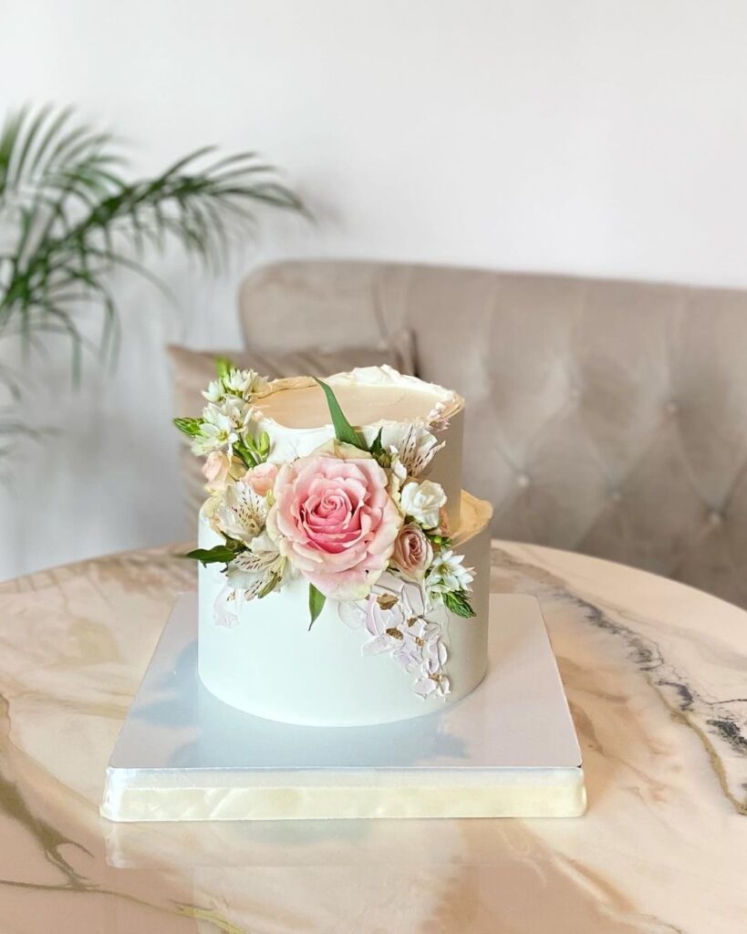 Невеликий двоярусний весільний торт Небольшой двухъярусный свадебный торт