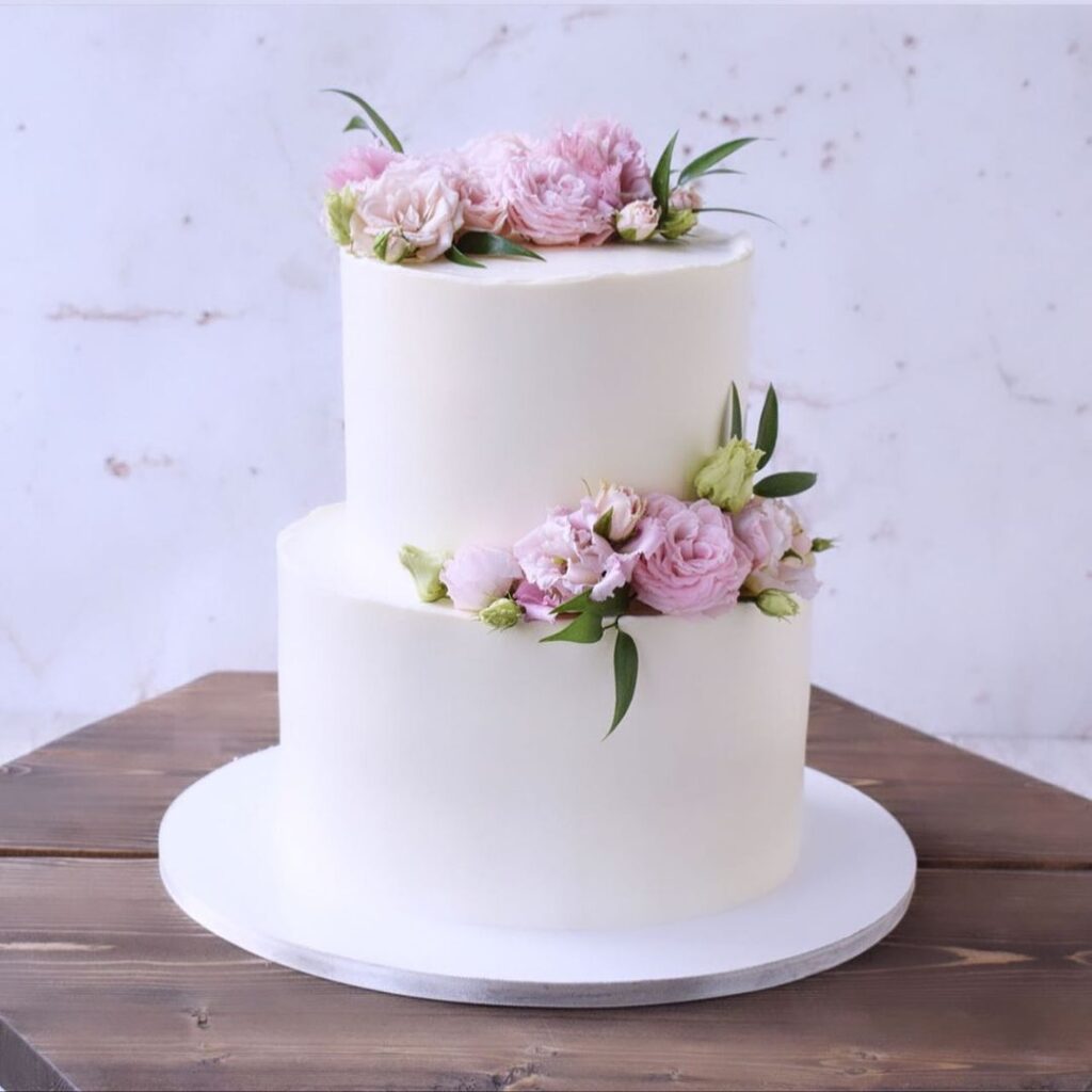Двухъярусный свадебный торт с цветами