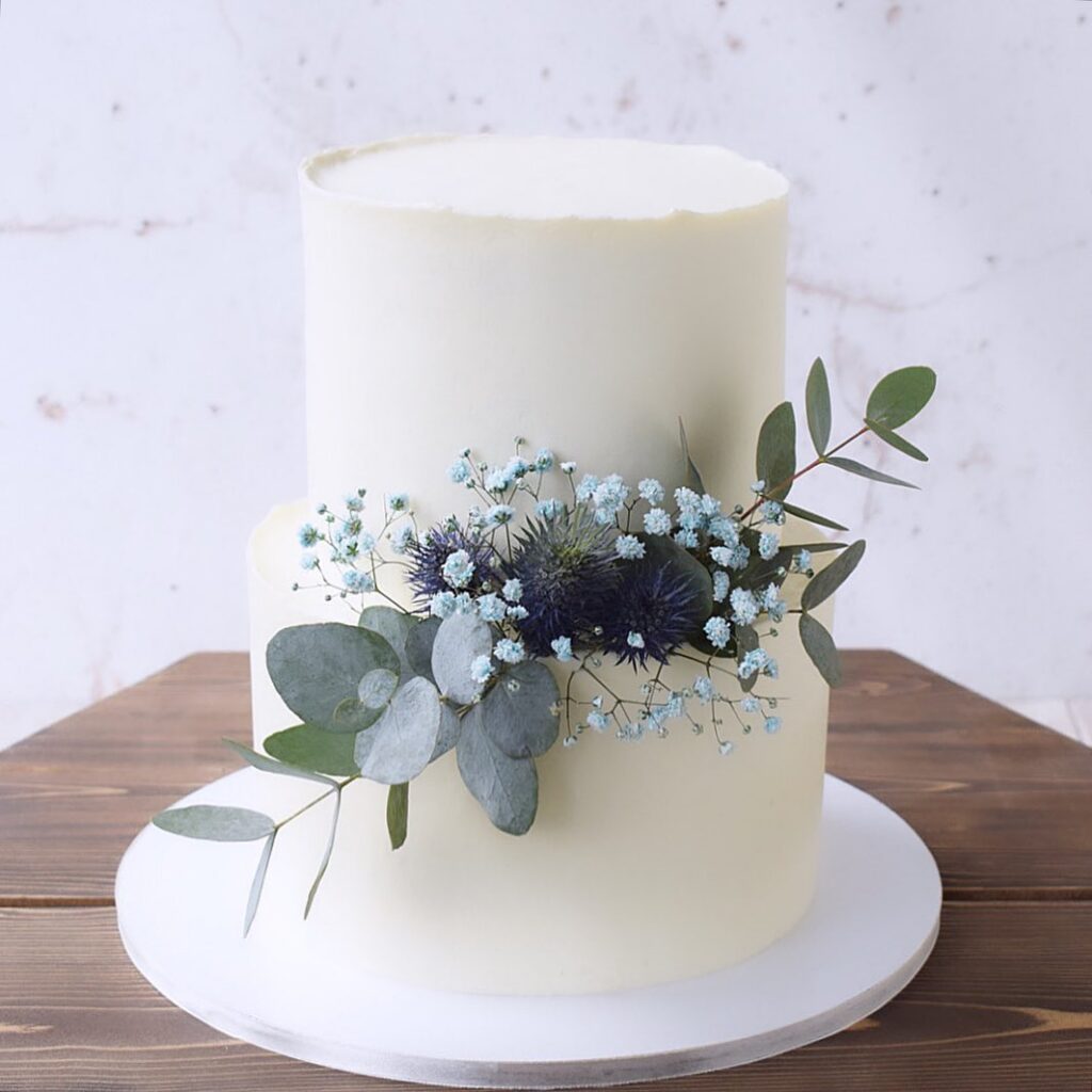 Двухъярусный белый свадебный торт