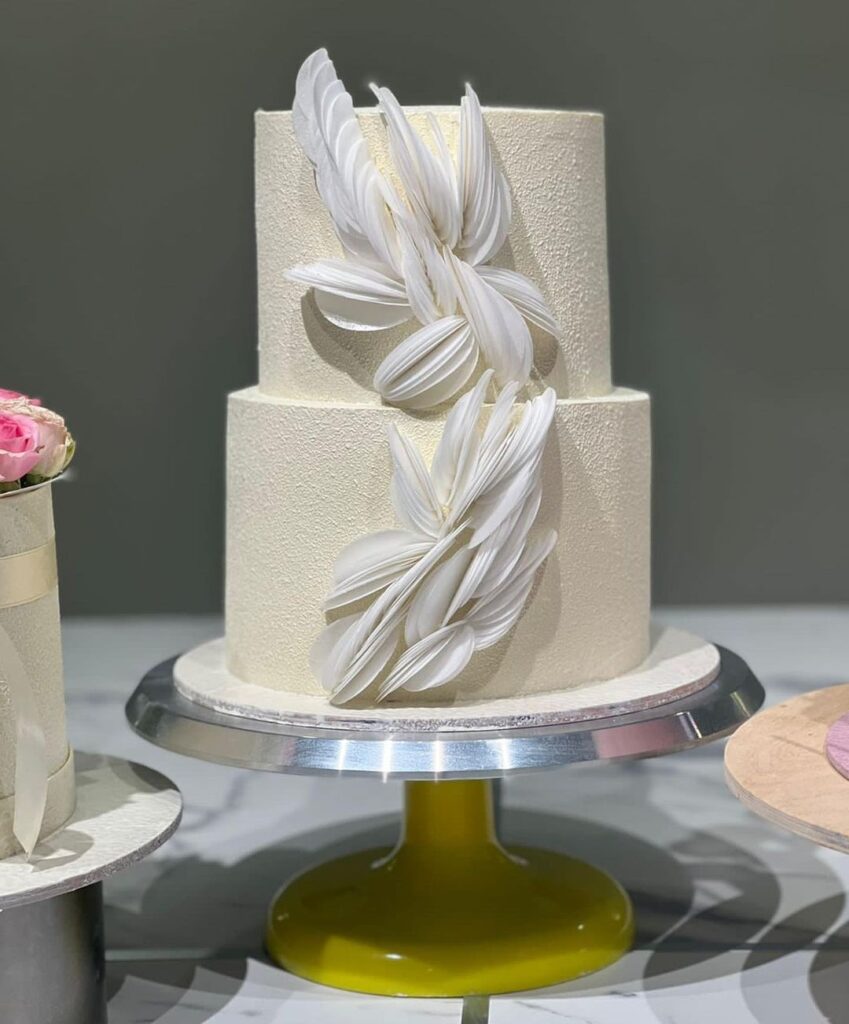 Двухъярусный свадебный торт с перьями