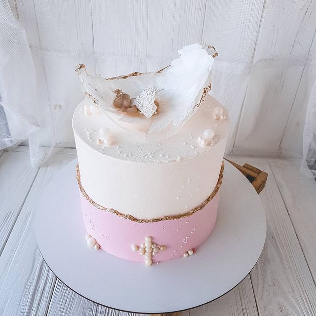 Торт на крестины девочки с фигуркой младенца