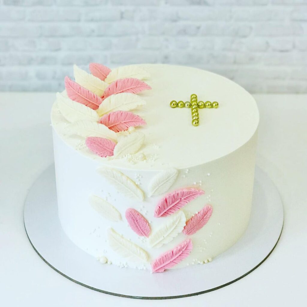 Торт на хрестини дівчинка з пір'ям Торт на крестины девочки с перьями