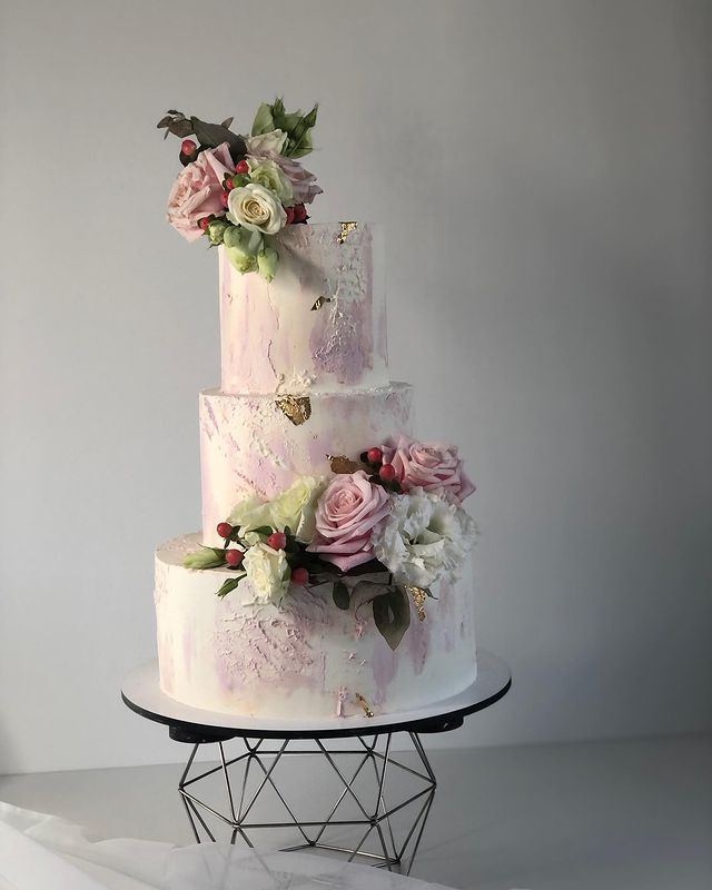 Трехъярусный свадебный торт украшенный цветами