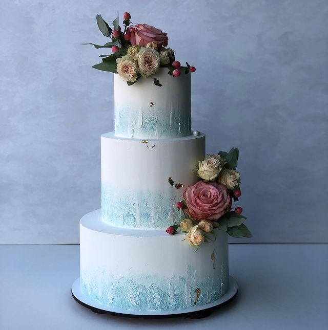 Триярусний весільний торт прикрашений трояндами Трехъярусный свадебный торт украшенный розами