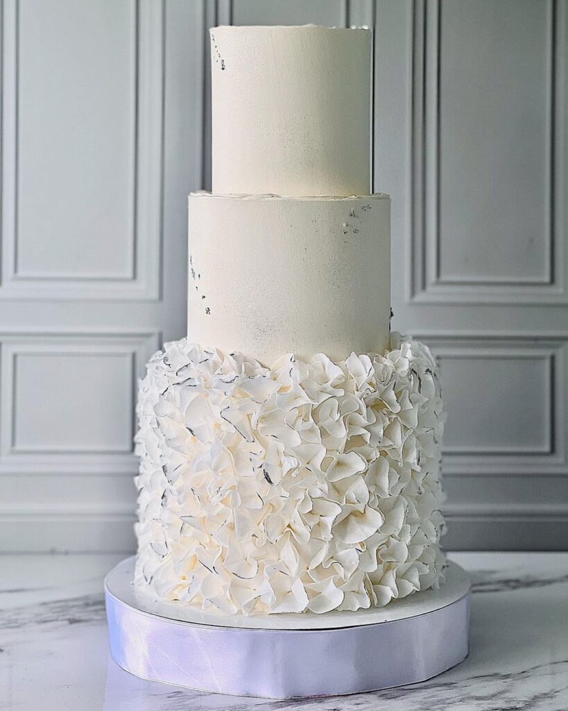 Нежный трехъярусный свадебный торт